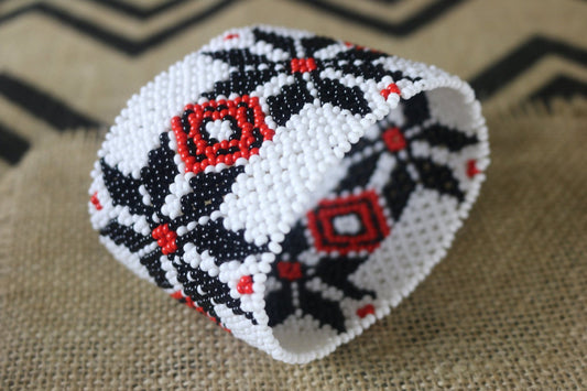 Art# K69  4+ inch Original Kayapo Traditional Peyote stitch Beaded Bracelet from Brazil.